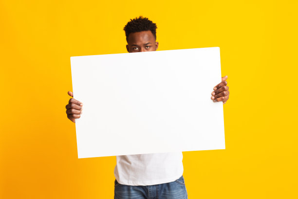 非洲男人展示空白的白色大A2纸图片下载