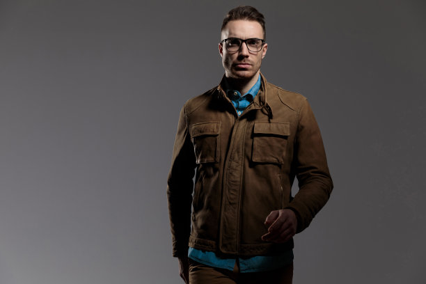 身穿皮夹克的时尚模特图片下载