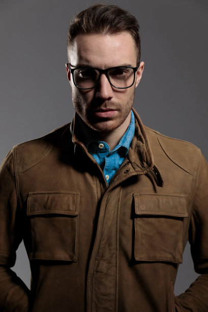 双手插在口袋里的硬朗时尚男模特图片下载