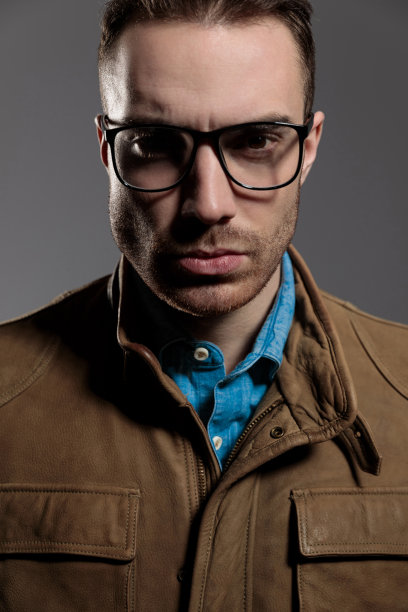 自信的男模戴着眼镜向前看图片下载