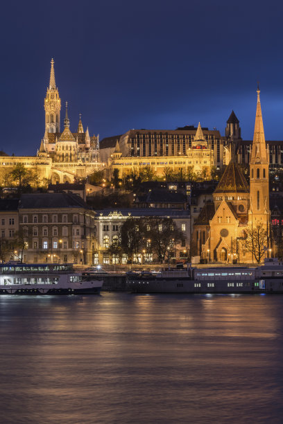 匈牙利布达佩斯渔人堡和西拉吉·德热索广场改革派教堂图片下载