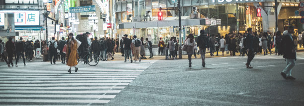 城市里的行人图片下载