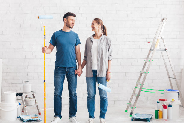 夫妇与油漆和仪器计划家庭修理图片下载