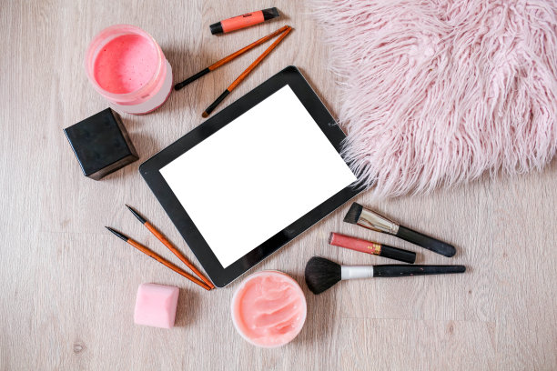 一套美容产品与口红和化妆配件图片下载