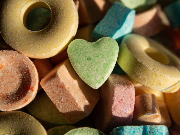 五颜六色的糖果堆。图片下载