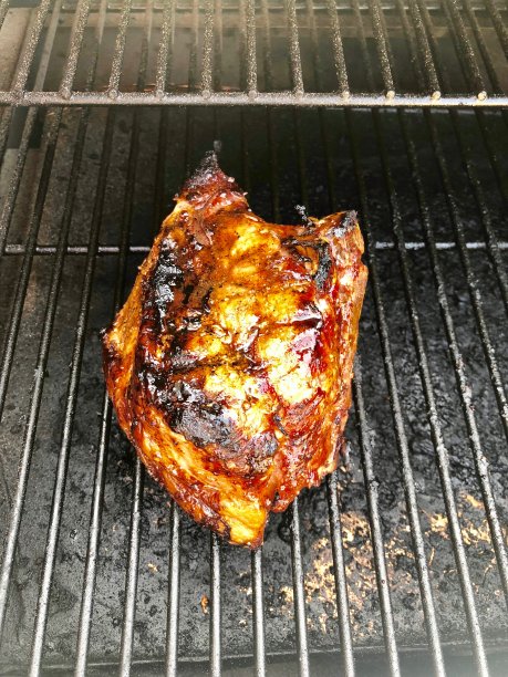 户外烤架上的烤鸡图片下载