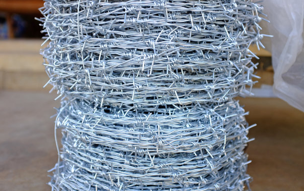 地板上堆着一圈带刺的铁丝。图片下载