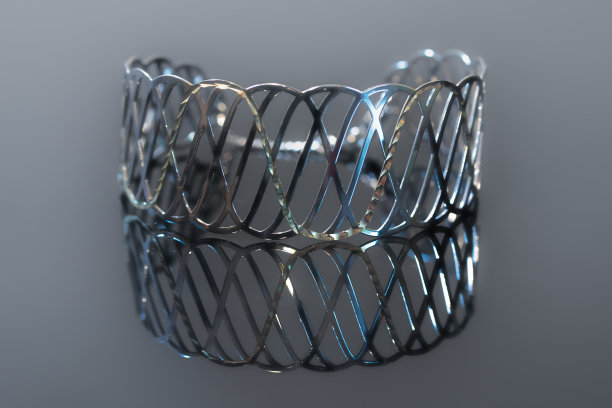 美丽的银手镯孤立在黑色背景图片下载