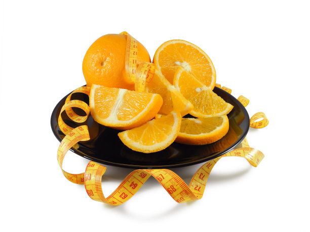 用卷尺将整个橙子和切片橙子分开图片下载