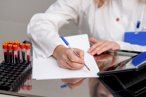 护士记录血液诊断结果图片下载