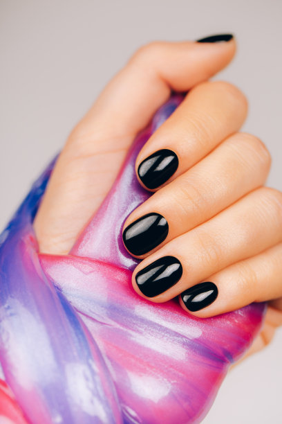 黑色美甲的手拿着史莱姆图片下载