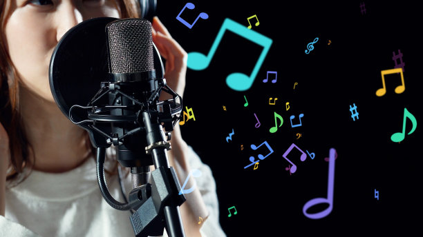 歌曲录制概念：年轻的亚洲女歌手图片下载