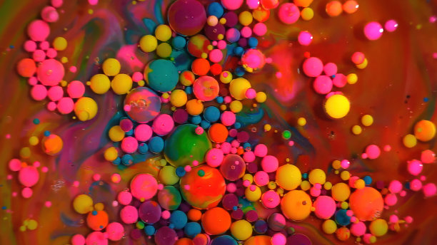 水里有五颜六色的泡泡图片下载