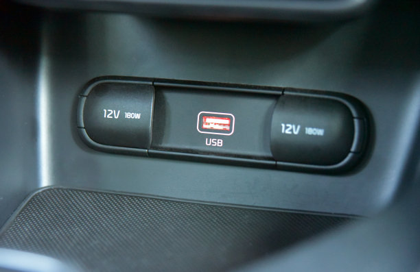 汽车仪表盘上的12V插座和USB端口图片下载