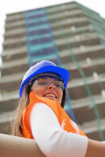 佩戴安全装备的建筑专业学生仰视角度照片图片下载