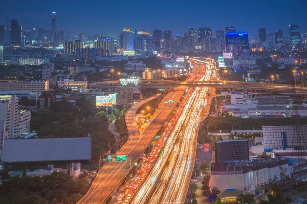 全景城市景观商业区在沙盘他信，silom，沙吞和湄南河，曼谷，泰国)从高空看高楼黄昏图片下载
