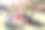 多代同堂的家庭在阳光明媚的春天在户外公园野餐午餐。春天的生活方式。周末休闲活动。图片下载