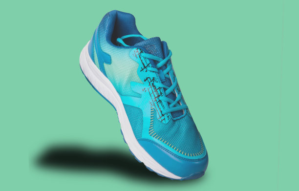 从背景剪辑部分分离出来的健康运动鞋图片下载