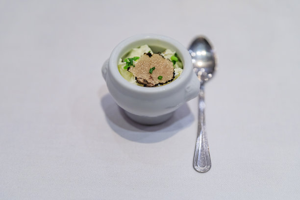 在法国尼斯的一家豪华餐厅，松露奶油开胃菜和一片黑色松露在小模子里图片下载