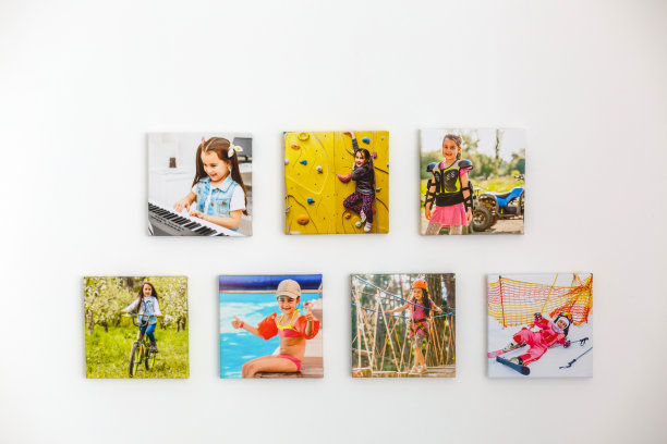 现代客厅内饰，墙上有画布。我的图库提供画布照片。图片下载