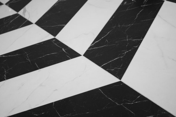 黑白大理石纹理交替排列，为建筑和房屋的室内设计创造图案。图片下载