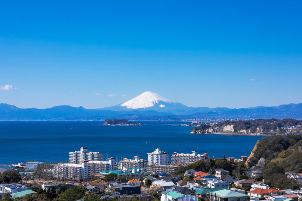 蓝天下的富士山和Enoshima图片下载