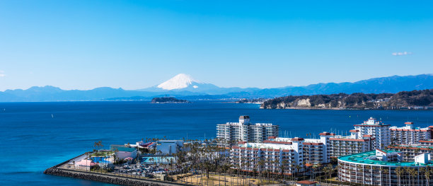 蓝天下的富士山和Enoshima图片下载