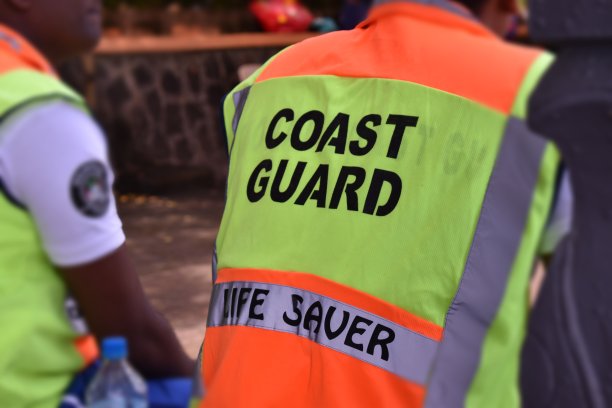 一名在河岸上值班的海岸警卫队队员的背影照片图片下载