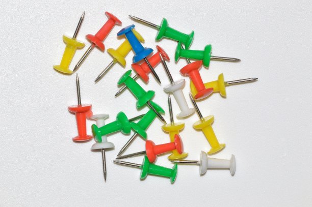 多色文具按钮隔离在白色背景图片下载