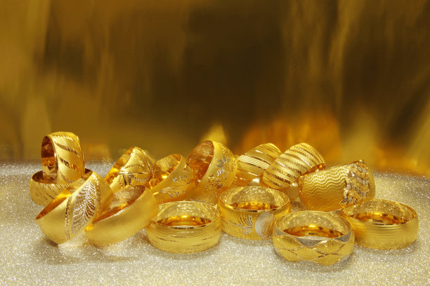 优雅的金手镯。黄色的金子。图片下载