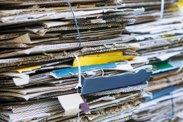 用铁丝捆扎成捆的硬纸板箱图片下载