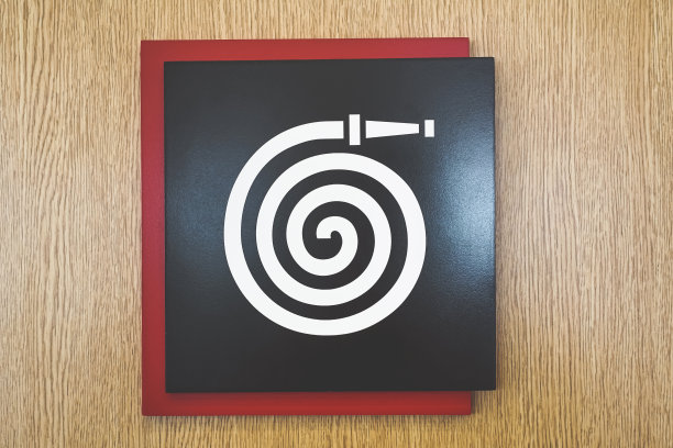 消防水带标志图标上的木材背景图片下载