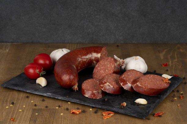 香肠(土耳其Sucuk)概念照片。土耳其风味香肠;鸡蛋，番茄，胡椒粉，洋葱，土耳其吮汁。图片下载