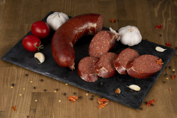 香肠(土耳其Sucuk)概念照片。土耳其风味香肠;鸡蛋，番茄，胡椒粉，洋葱，土耳其吮汁。图片下载