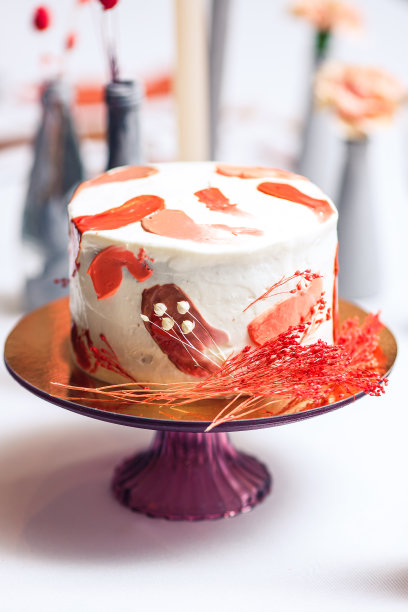 餐桌上的红色庆祝蛋糕图片下载