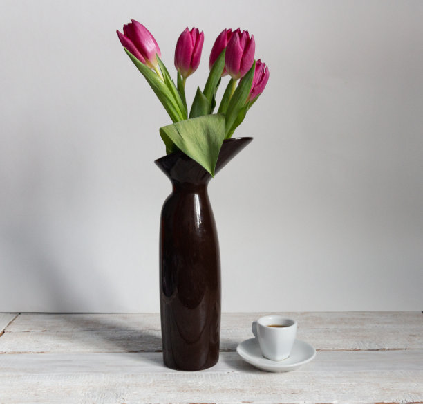 粉色郁金香花束在棕色花瓶和一杯咖啡在白色木质背景与复制空间图片下载