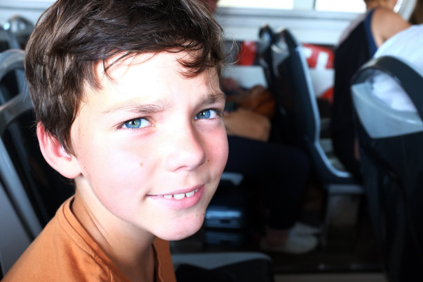 一个漂亮的白人男孩的大头照，蓝眼睛，短发，认真地微笑着图片下载