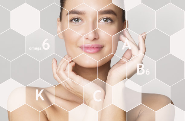 近距离的肖像美丽的年轻女子触摸她的脸图片下载