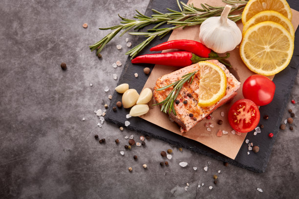 烤鲑鱼配蔬菜图片下载