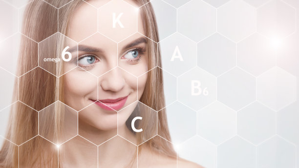 微笑的漂亮金发女孩看着空白处图片下载