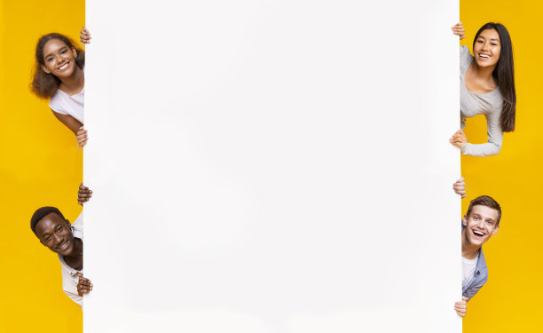 多种族的朋友从白色的空墙后面看着图片下载