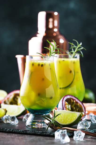 百香果鸡尾酒与迷迭香和冰块在玻璃，酒吧工具，拷贝空间图片下载