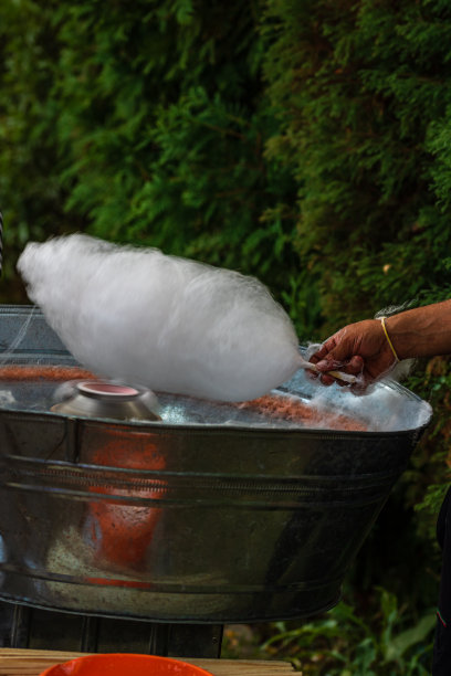 公园里出售的美味棉花糖，特写照片。图片下载