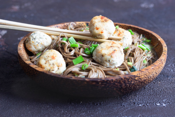荞麦面配鸡肉丸和葱。荞麦面条。无谷蛋白。亚洲食品。副本的空间。图片下载