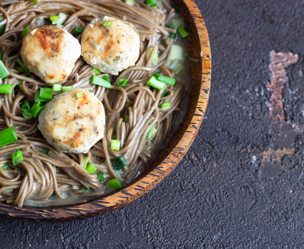 荞麦面配鸡肉丸和葱。荞麦面条。无谷蛋白。亚洲食品。副本的空间。图片下载