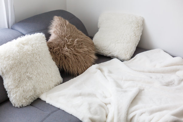 白色枕头上点缀着灰色的沙发背景图片下载