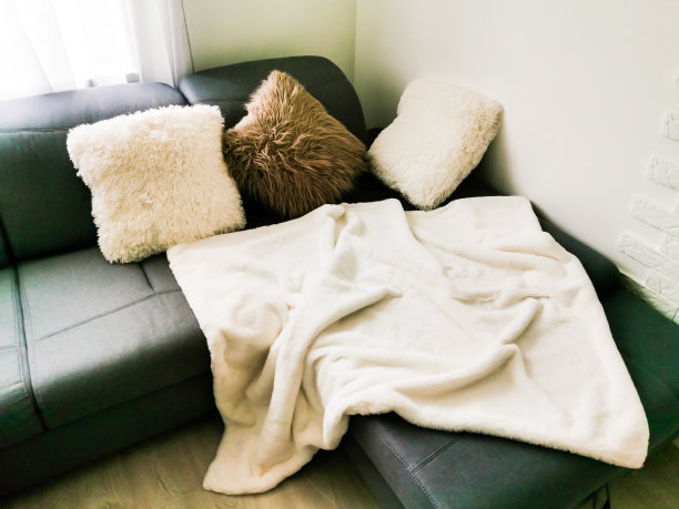 白色枕头上点缀着灰色的沙发背景图片下载