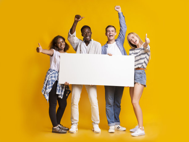 兴高采烈的国际学生与白色空板图片下载