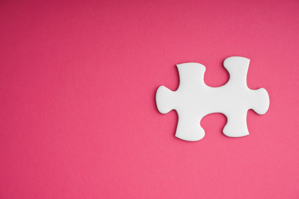 粉色背景上的白色拼图碎片图片下载