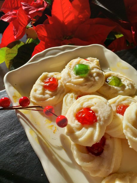 圣诞酥饼，中间有红色和绿色的蜜饯水果图片下载